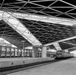 155029 Gezicht op de perronkap van het N.S.-station Tilburg te Tilburg met langs het perron een electrisch treinstel ...